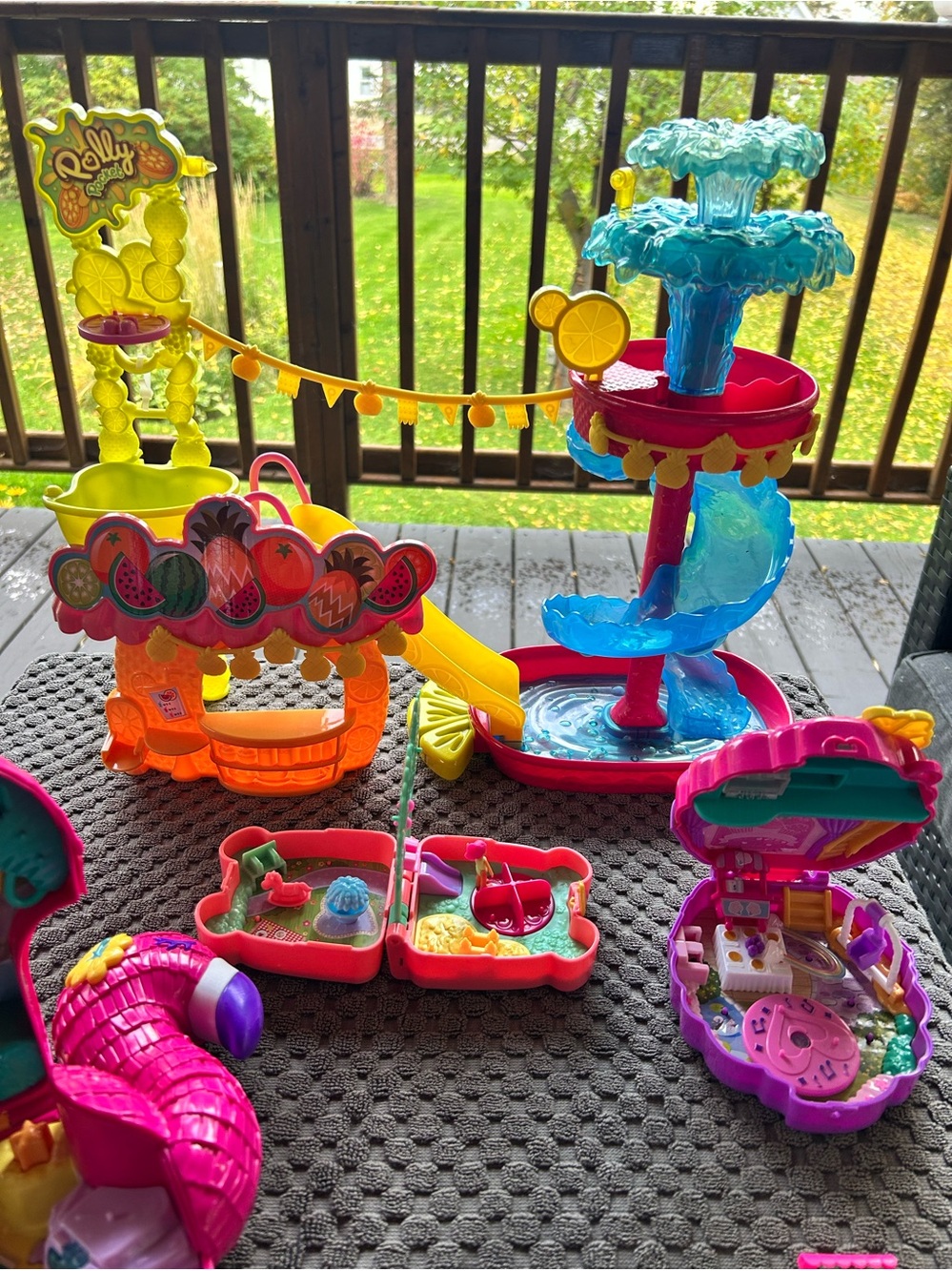 Big bundle of Polly Pockets and accessories including Polly Pocket Citrus Splash